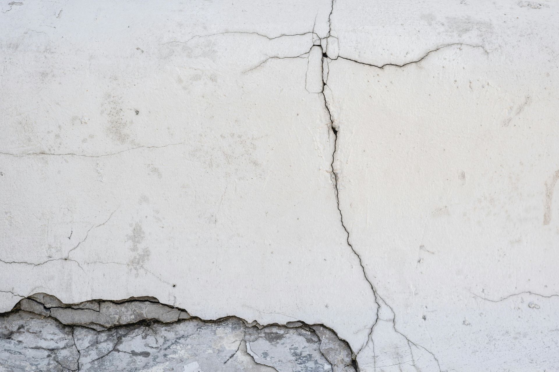The Real Cost of Ignoring Hairline Cracks in Buildings